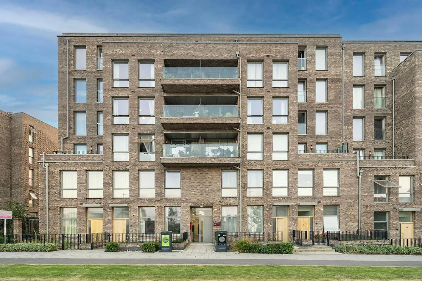 Wonderful 1Br Flat With Amazing Balcony Views Lägenhet Barking