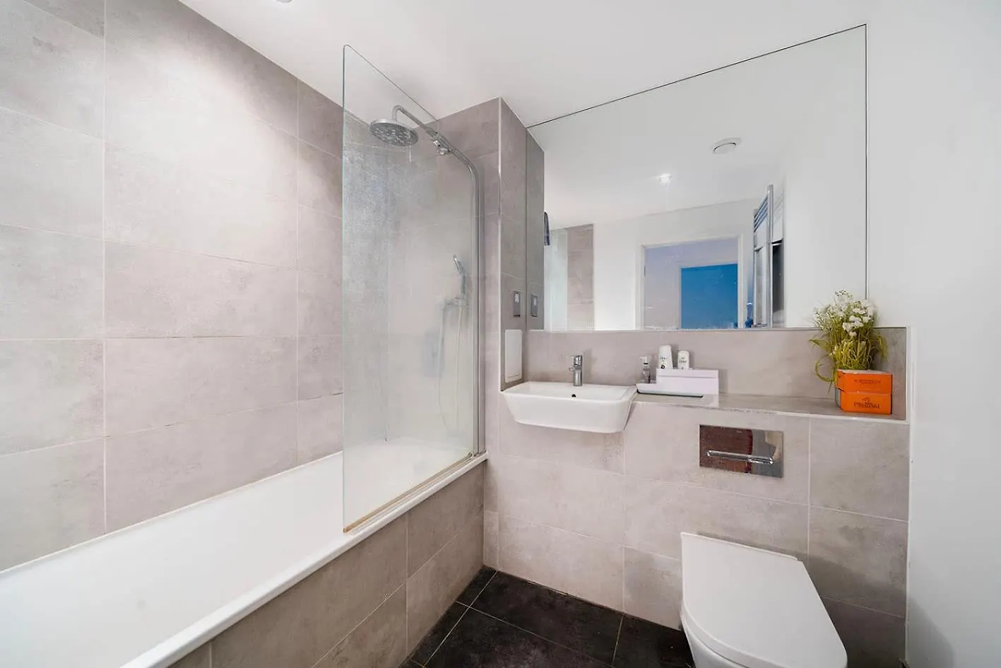 Wonderful 1Br Flat With Amazing Balcony Views Apartment Barking  0*, Barking (Greater London)